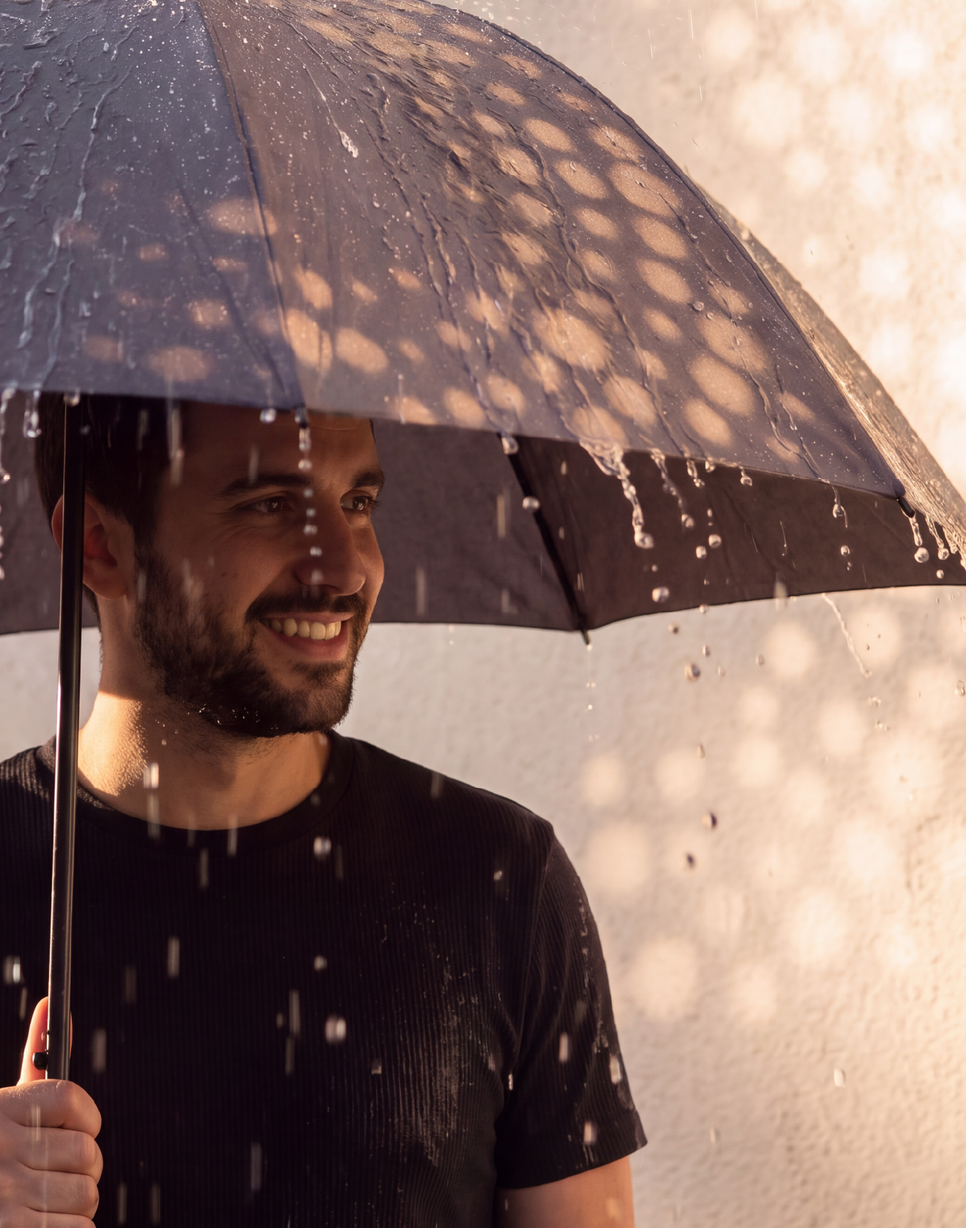Hombre bajo un paraguas bajo la lluvia